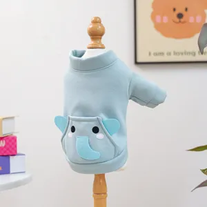 Détail du sweat à capuche bleu clair pour animal avec motif éléphant en 3D