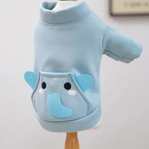 Détail d'un pull bleu clair pour animaux avec broderie éléphant 3D et poignets côtelés