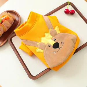 Détail d'un sweat à capuche jaune pour animaux avec broderie ours et tissu doux