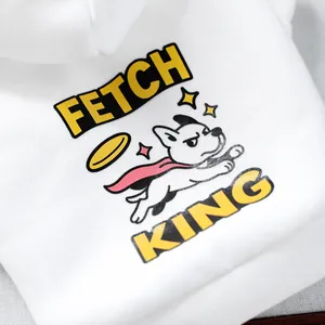 Gros plan détaillé du sweat à capuche blanc pour chien avec imprimé Fetch King en coton