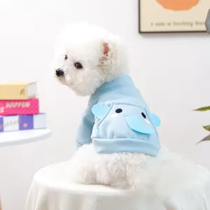 Détail d'un sweat à capuche bleu clair avec motif éléphant 3D sur un petit chien blanc