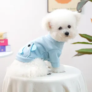 Détail du sweat à capuche bleu clair pour animal avec poche oreilles d'éléphant