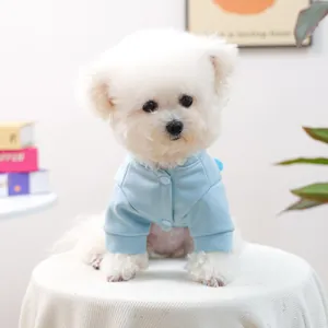 Détail d'un cardigan bleu clair en coton pour petit chien avec boutons et poignets côtelés