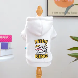 Détail du sweat à capuche blanc pour chien avec imprimé Fetch King et chiot