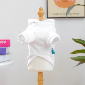 Détail du sweat à capuche blanc pour chien avec poignets côtelés sur mannequin