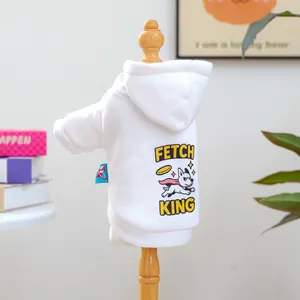 Détail du sweat à capuche pour chien Fetch King avec imprimé bouledogue sur coton blanc