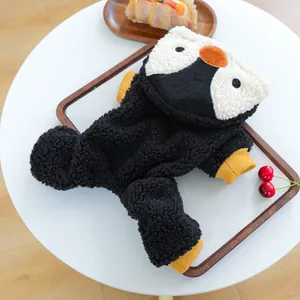 Detalle del cálido disfraz de pingüino para mascotas con suave tejido polar y capucha
