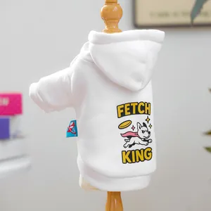 Détail du sweat à capuche blanc pour chien avec lettrage Fetch King et motif