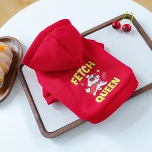 Détail d'un sweat à capuche rouge pour chien avec graphique Fetch Queen et tissu doux