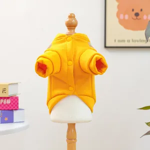 Détail d'un sweat-shirt jaune pour animaux avec boutons en résine sur un mannequin
