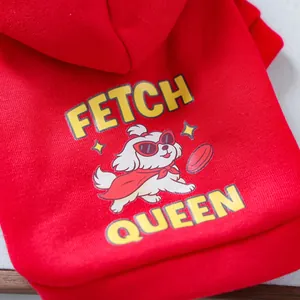 Détail du sweat à capuche rouge pour chien avec texte Fetch Queen et motif cartoon
