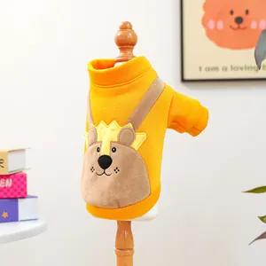 Détail du sweat à capuche jaune pour animaux avec broderie lion 3D et polaire épaisse