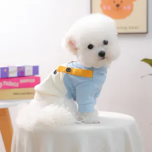 Sudadera azul y crema con correas amarillas para perros pequeños en taburete suave