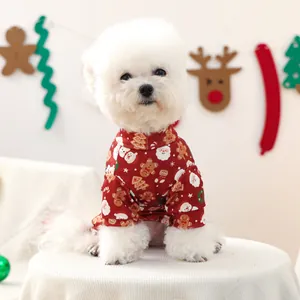 Détail d'un pyjama doux pour animaux avec motifs de Noël sur un Bichon Frisé blanc