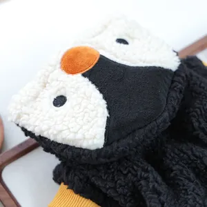 Primer plano de capucha de pingüino de forro polar para perros y gatos