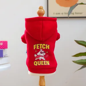 Détail du sweat à capuche rouge pour chien avec motif Fetch Queen en coton doux