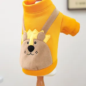 Gros plan de la broderie ours sur le sweat à capuche jaune en polaire pour chien