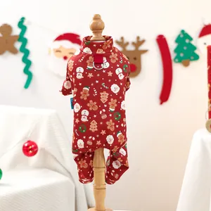 Détail de la combinaison de Noël pour animaux avec imprimés festifs et attache anneau en D