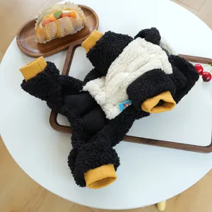 Detalle del cálido disfraz de panda para perros pequeños con puños elásticos acanalados amarillos