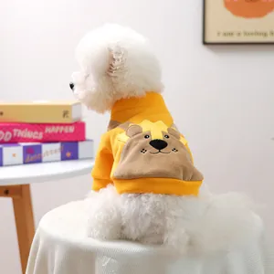 Sweat jaune pour chien avec poche ours en peluche 3D sur un Bichon Frise