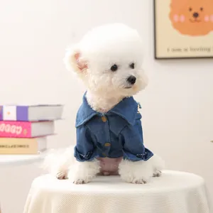 Chaqueta vaquera azul oscuro para perros pequeños con cadena de perlas en un Bichon