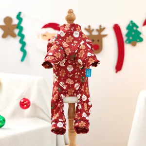 Détail du pyjama de Noël pour animaux avec motifs Père Noël et bonhomme de pain d'épice