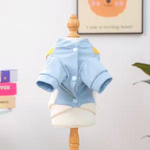 Vista trasera detallada de un acogedor suéter para mascotas azul y crema con botones