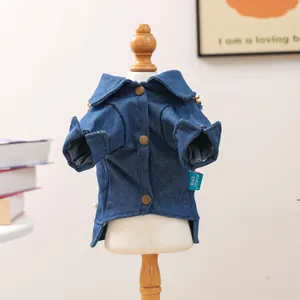 Primer plano de chaqueta vaquera para perro con botones de cobre en soporte de modelo