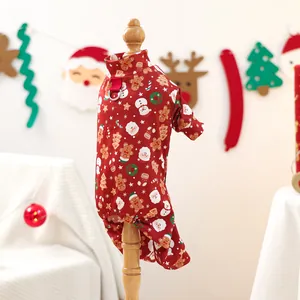 Détail d'un pyjama de Noël pour chien avec anneau en D en métal pour attacher la laisse
