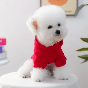 Détail d'un sweat à capuche rouge pour chien avec capuche réglable et poignets élastiques