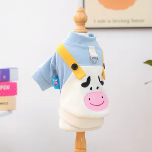 Detalle del diseño de vaca en este suave mono para mascotas en azul y blanco con anillo D