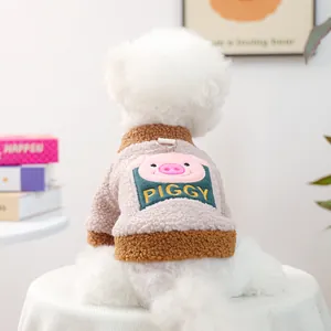 Detail eines warmen Fleece-Haustier-Sweatshirts mit Schweinchen-Stickerei und D-Ring