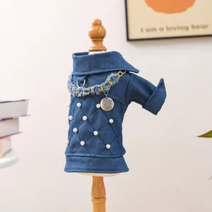 Detalle de chaqueta vaquera para perro con acolchado, perlas y cadena dorada de adorno