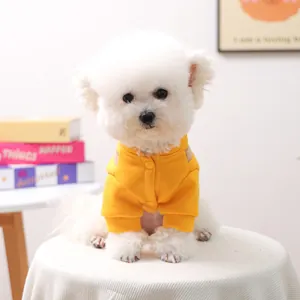 Détail d'un sweat en polaire jaune pour chien avec boutons et empiècement d'épaule