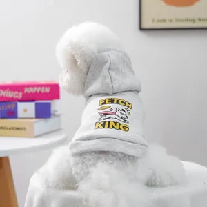 Détail du sweat à capuche gris pour chien avec imprimé Fetch King sur un Bichon Frisé