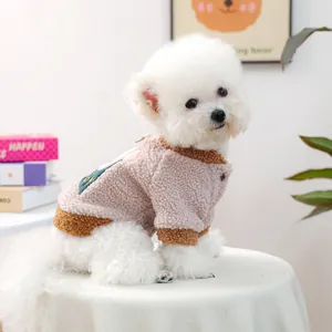 Detailansicht eines Plüsch-Hunde-Pullovers aus Lammwolle mit Stickerei und Fleece-Futter
