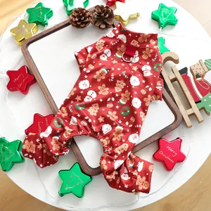 Détail d'une combinaison de Noël pour animaux avec anneau en D et motifs festifs