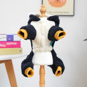 Detalle de mameluco cálido de lana de cordero para mascotas con contraste azul y elásticos