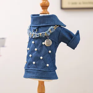 Detalle de chaqueta vaquera acolchada para mascota con perlas y colgante grabado