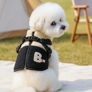 Buitenopname van een warm fleece vest voor kleine honden met een letter B patch