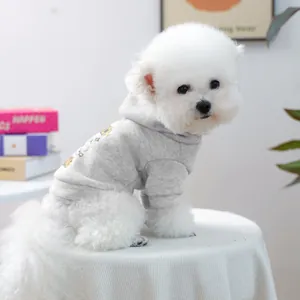 Détail d'un chien Bichon portant un sweat à capuche gris avec imprimé de dessin animé