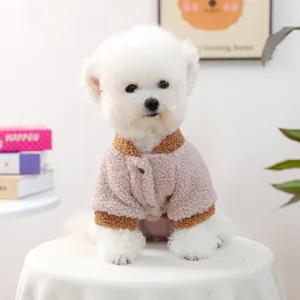 Detailansicht des rosa Fleece-Haustierpullovers mit braunen Rippbündchen und Knöpfen