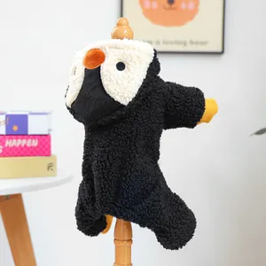 Detalle de mono para mascota de pingüino en forro polar suave con puños acanalados