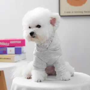 Détail d'un sweat à capuche gris clair pour animaux avec tissu doux sur un petit chien