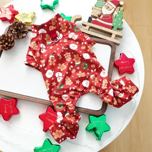 Détail du pyjama de Noël pour animaux avec motifs festifs et anneau en D en métal