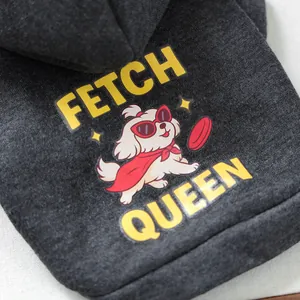 Détail d'un sweat gris foncé pour animaux avec imprimé chien de dessin animé Fetch Queen
