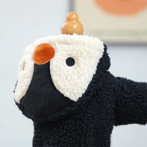 Primer plano del suave disfraz de pingüino para mascotas con detalles de costura de calidad