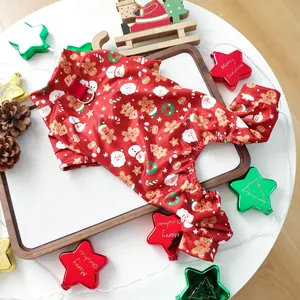 Détail d'une combinaison de Noël pour animaux avec motifs festifs et anneau en D pour la laisse