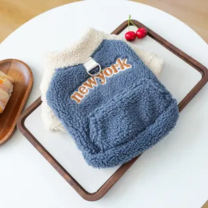 Détail de la veste sherpa bleue et beige pour animaux avec broderie New York et anneau en D