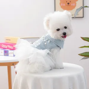 Abito in denim per cuccioli con gilet blu e gonna in tulle bianco e colletto di perle